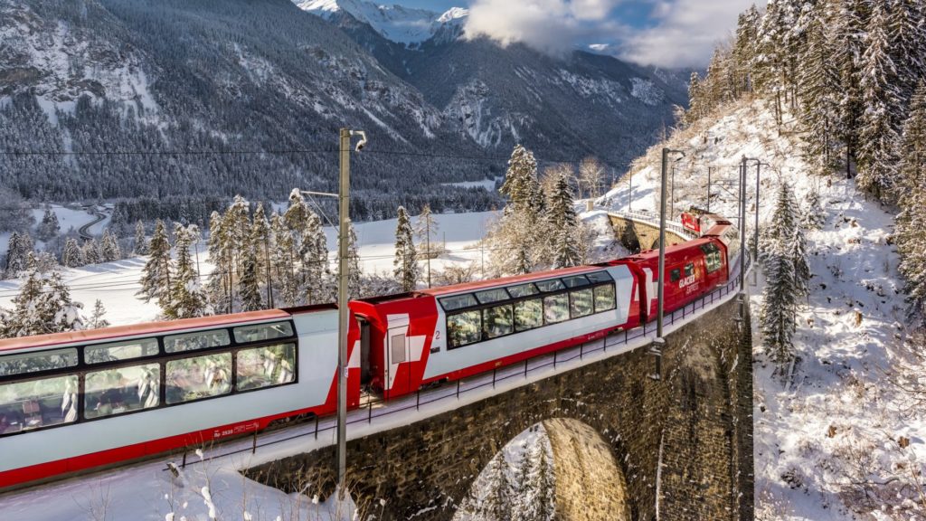 Паорамный поезд Glacier Express-Зима