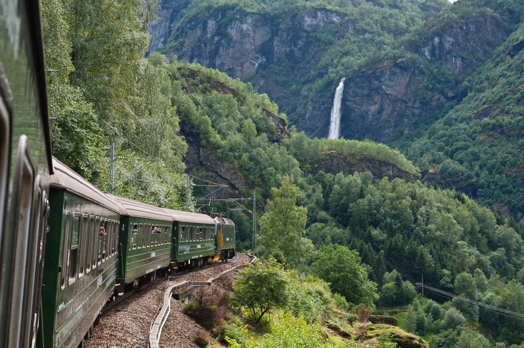 Путешествие на поезде Flåm Railway-водопад Роандефоссен